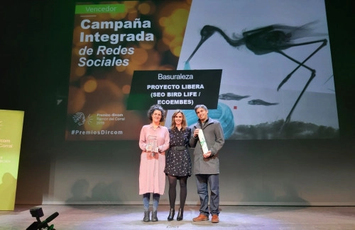 Libera Recibe El Premio Dircom Ram N Del Corral Por Su Campa A Basuraleza